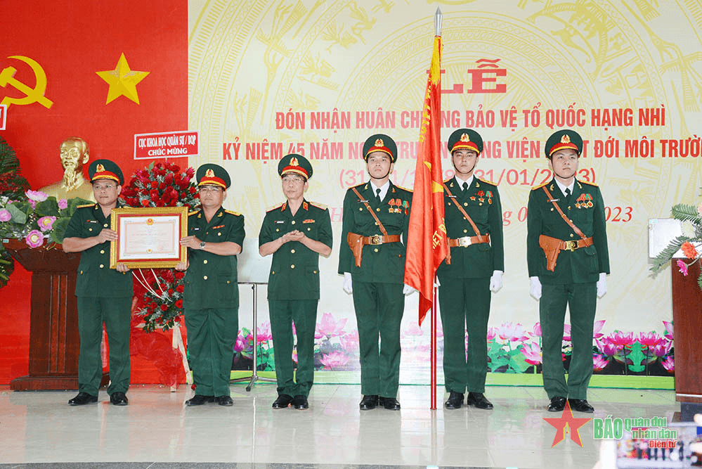 Viện Nhiệt đới-Môi trường đón nhận Huân chương Bảo vệ Tổ quốc hạng Nhì