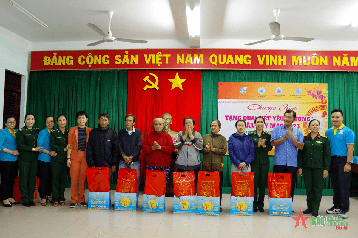 Trao hơn 150 phần quà tặng nhân dân khu vực biên giới biển Khánh Hòa