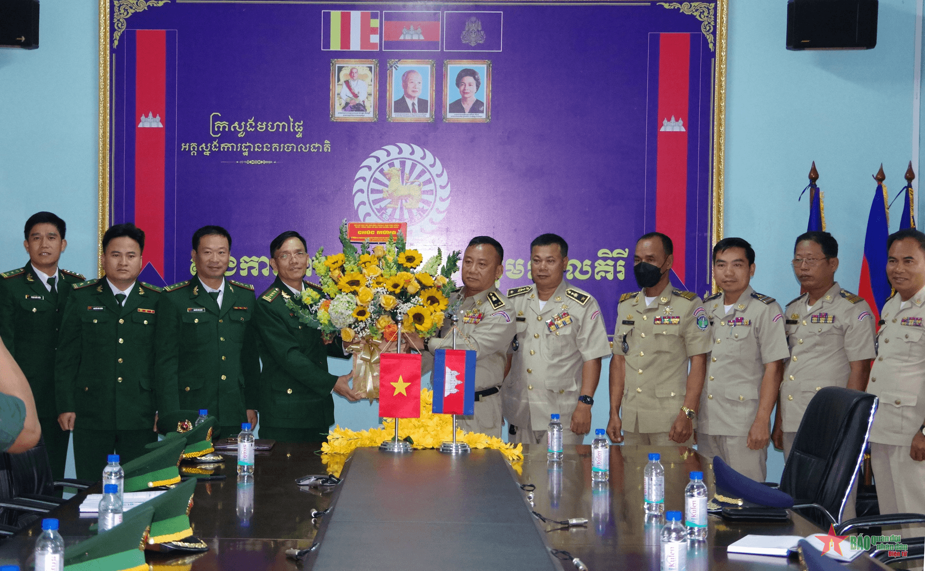 Bộ đội Biên phòng tỉnh Đắk Nông chúc mừng Lực lượng vũ trang tỉnh Mondulkiri, Campuchia