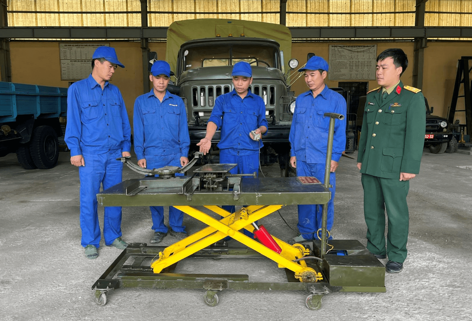 Hành trình sáng tạo: Thiết bị nâng, hạ hộp số, cầu xe tăng thiết giáp