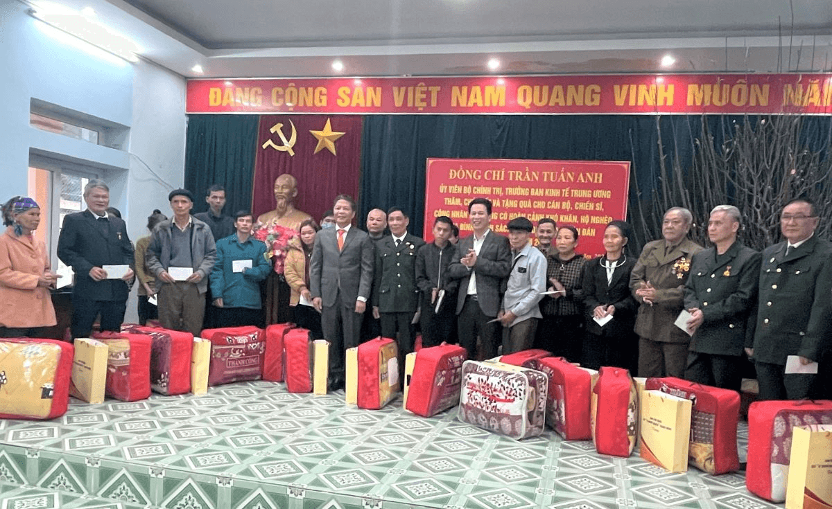 Ban Kinh tế Trung ương tặng quà người lao động, hộ nghèo, gia đình chính sách tại Hà Giang