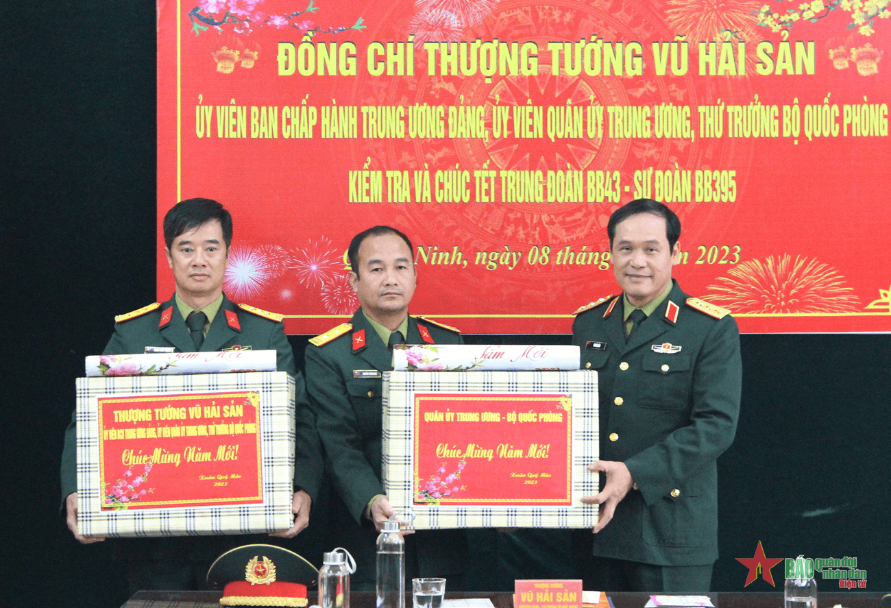 Thượng tướng Vũ Hải Sản kiểm tra, chúc Tết Trung đoàn 43, Sư đoàn 395, Quân khu 3