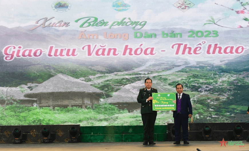 Rộn ràng ngày hội “Xuân Biên phòng, ấm lòng dân bản”