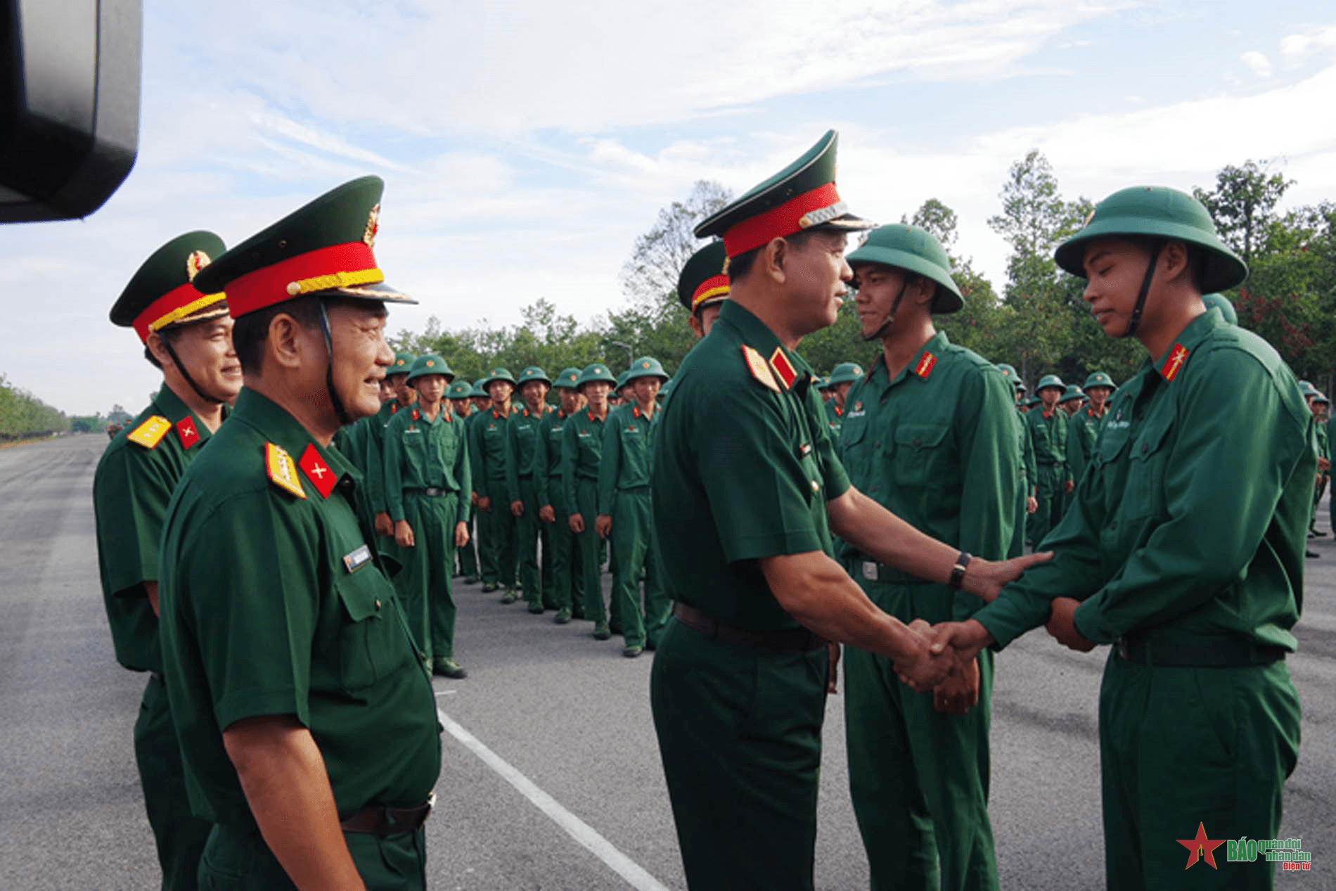 Bộ tư lệnh Quân khu 7 thăm, chúc Tết cán bộ, chiến sĩ Sư đoàn 5