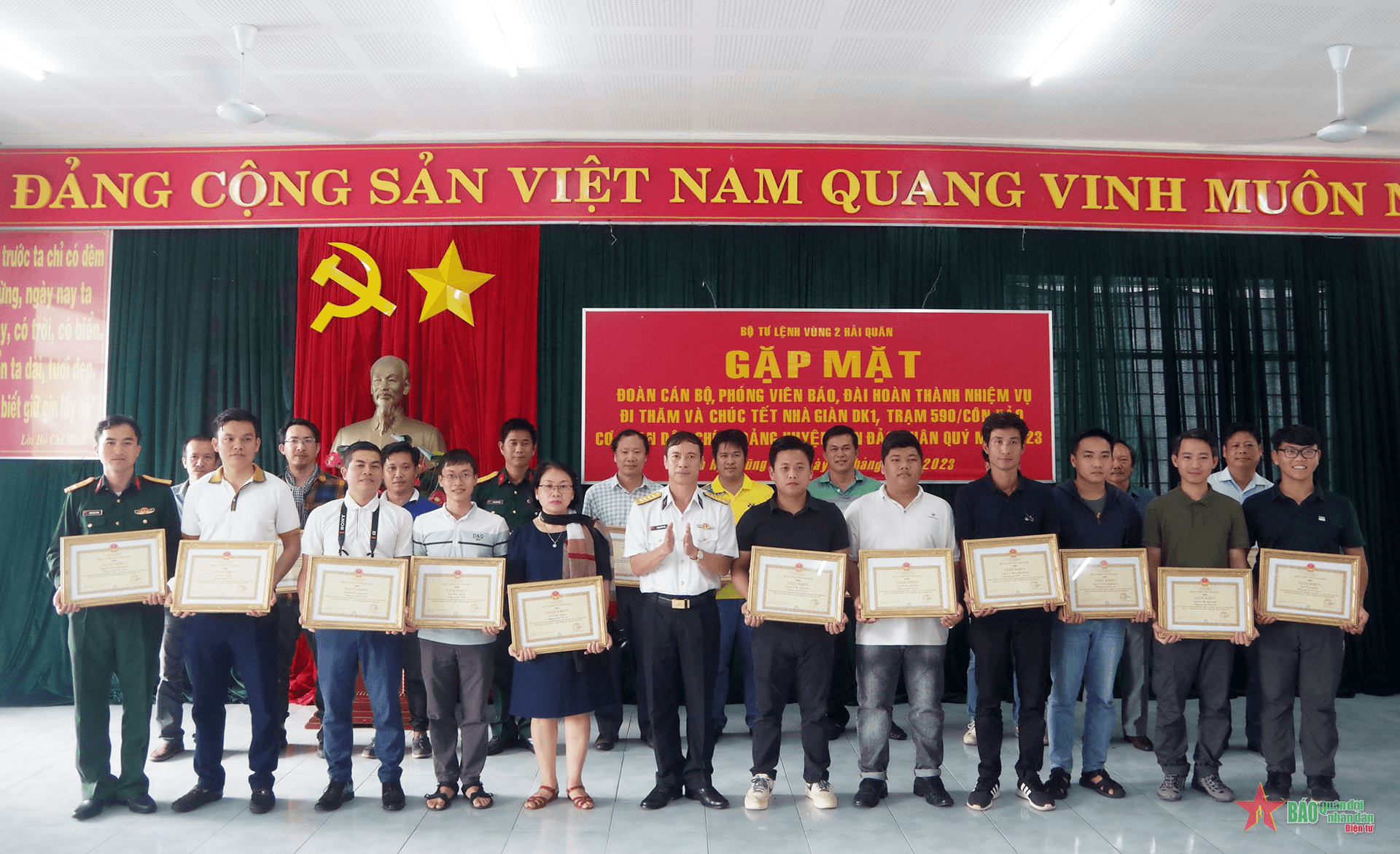 Vùng 2 Hải quân hoàn thành tốt chuyến thăm, chúc Tết Nhà giàn DK1