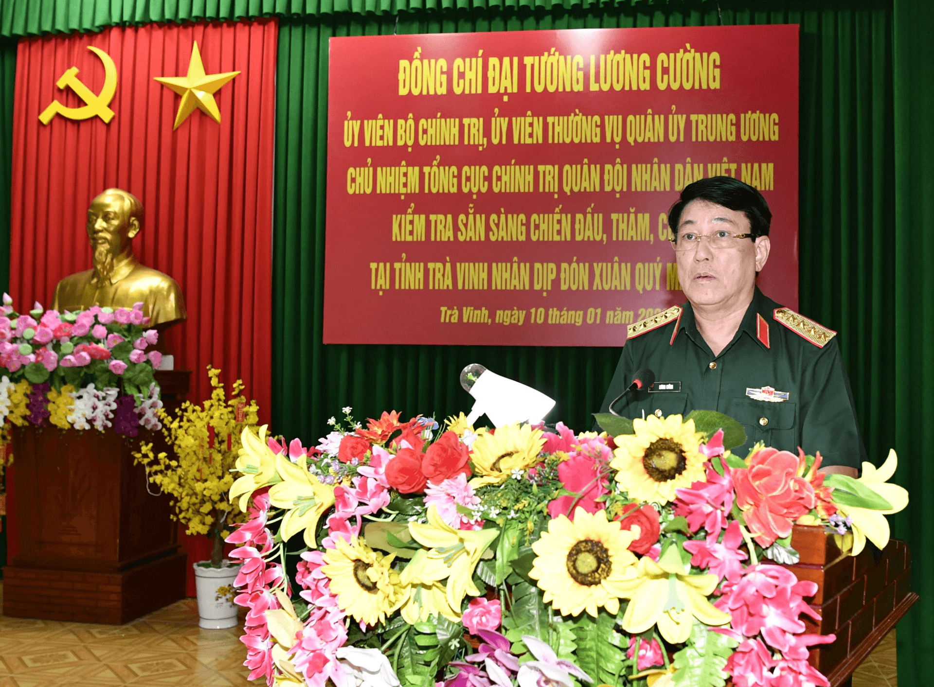 Đại tướng Lương Cường thăm, tặng quà nhân dịp Tết Nguyên đán Quý Mão 2023 tại Trà Vinh
