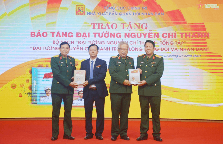 Nhà xuất bản Quân đội nhân dân trao hai đầu sách tặng Bảo tàng Đại tướng Nguyễn Chí Thanh