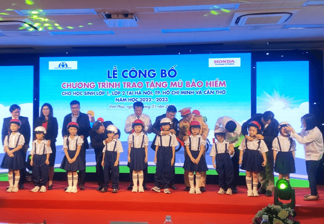 Trao 620.000 mũ bảo hiểm tặng các em học sinh