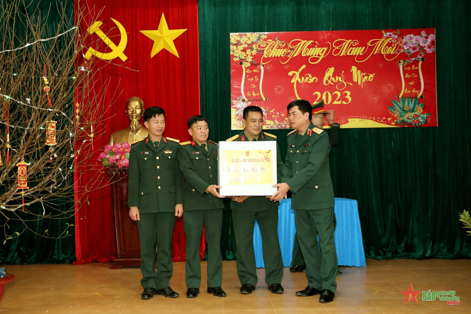 Đoàn công tác Tổng cục Hậu cần kiểm tra, chúc Tết Tiểu đoàn 682, Lữ đoàn 971, Cục Vận tải