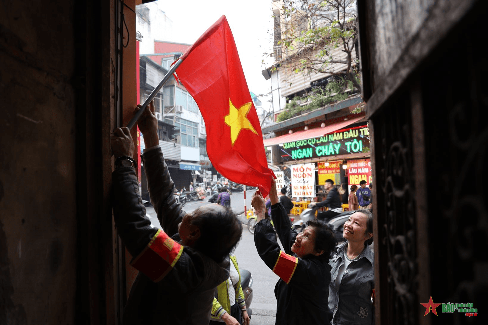 Đường phố Hà Nội trang hoàng rực rỡ đón Tết Quý Mão năm 2023