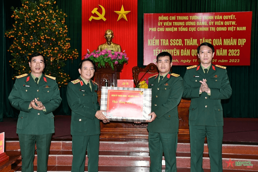 Trung tướng Trịnh Văn Quyết kiểm tra, chúc Tết các cơ quan, đơn vị Quân khu 4