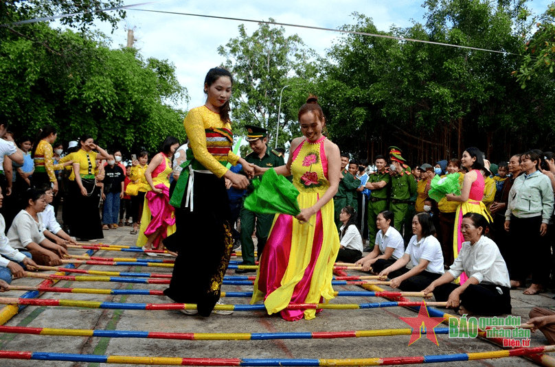 Chăm lo Tết cho người có công và người nghèo
