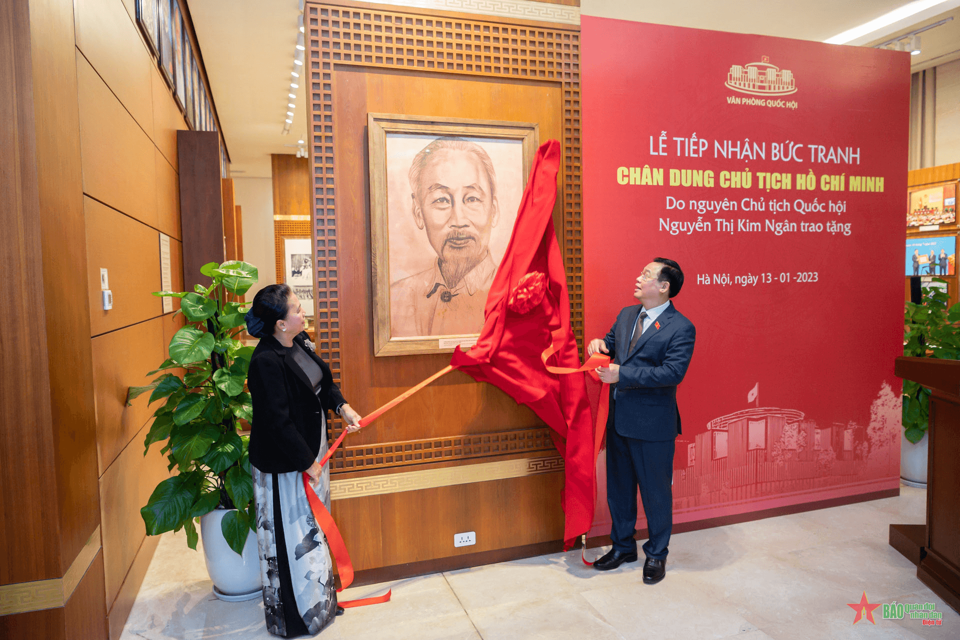 Nguyên Chủ tịch Quốc hội Nguyễn Thị Kim Ngân trao tặng bức tranh vẽ Chủ tịch Hồ Chí Minh
