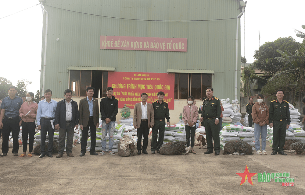 Quân khu 5: Công ty Cà phê 15 trao tặng con giống, thức ăn chăn nuôi tại huyện Cư M’gar (Đắk Lắk)