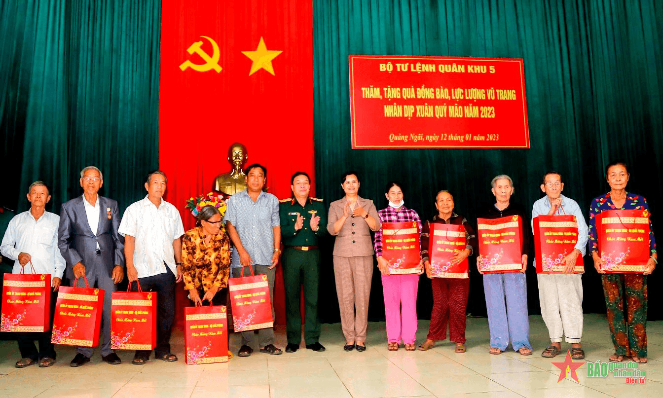 Quân khu 5: Thăm, tặng quà đồng bào, lực lượng vũ trang huyện đảo Lý Sơn