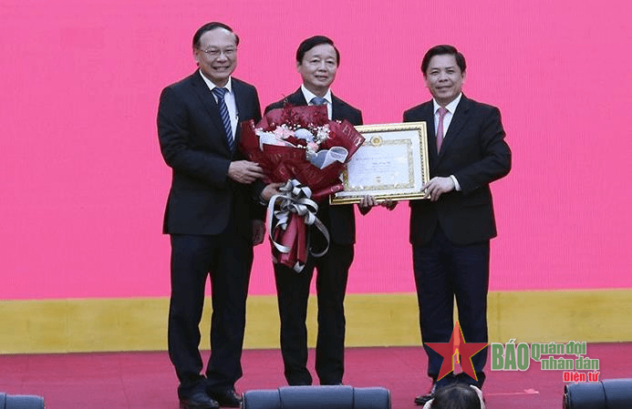 Trao Huy hiệu 30 năm tuổi Đảng tặng Phó thủ tướng Chính phủ Trần Hồng Hà