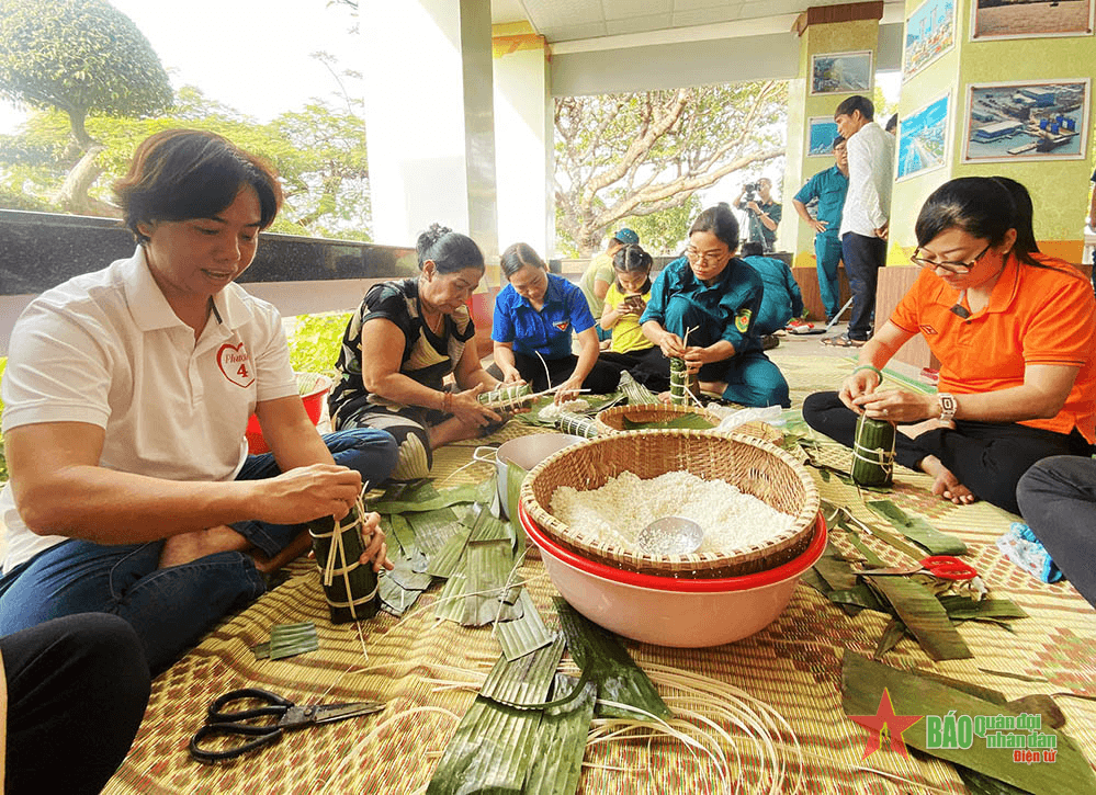 Đầm ấm, nghĩa tình “Ăn Tết cùng ngư dân”
