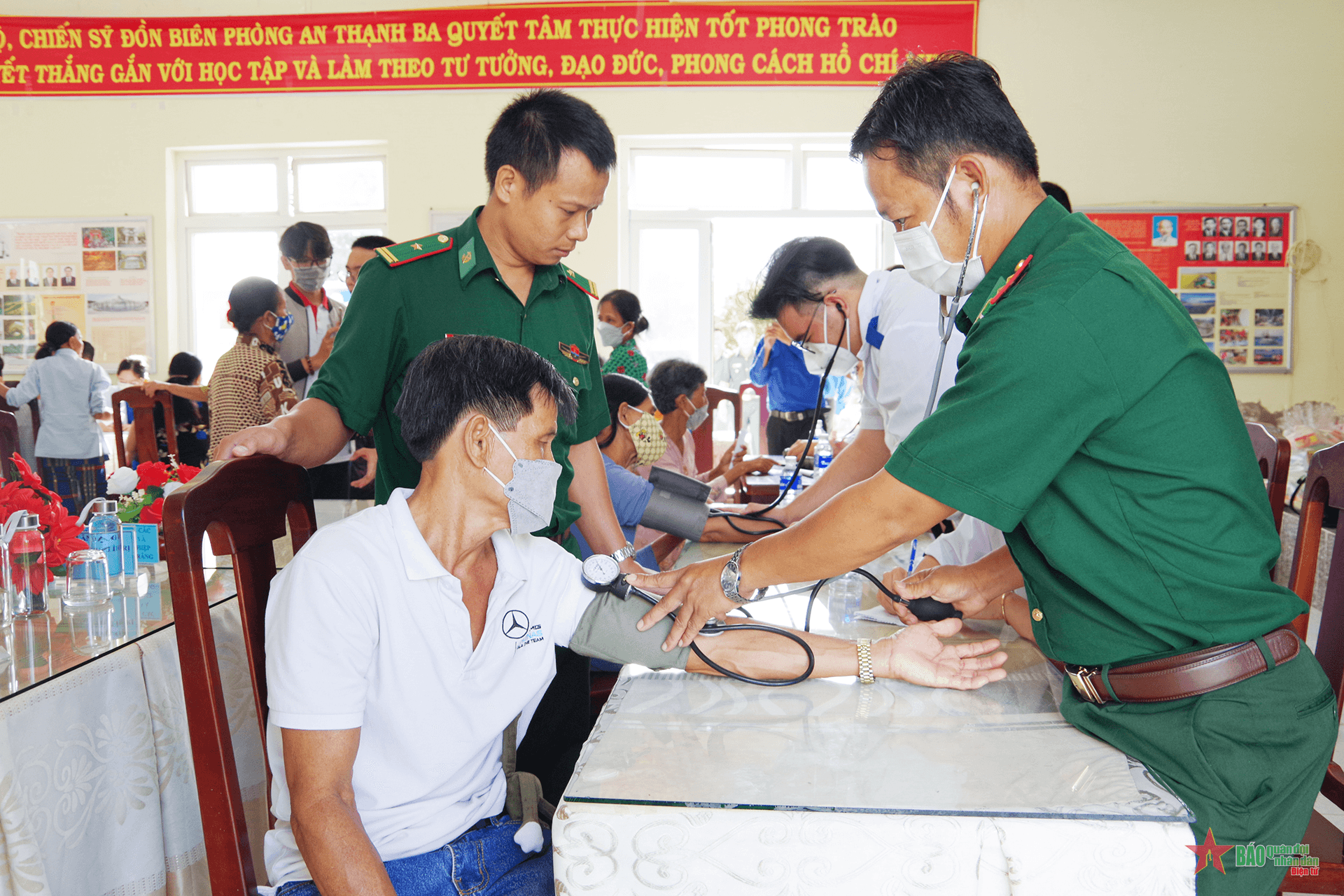 Tặng quà, khám bệnh, cấp phát thuốc miễn phí cho người nghèo khu vực biên giới biển