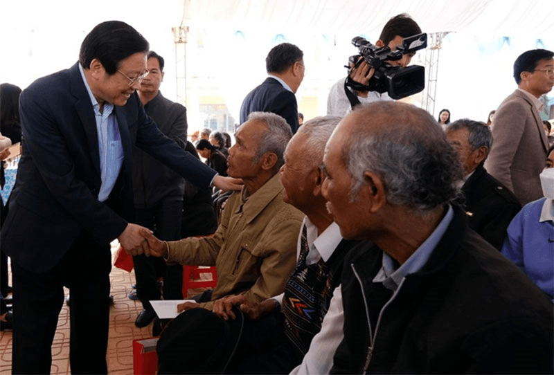 Chăm lo Tết cho người có công và người nghèo