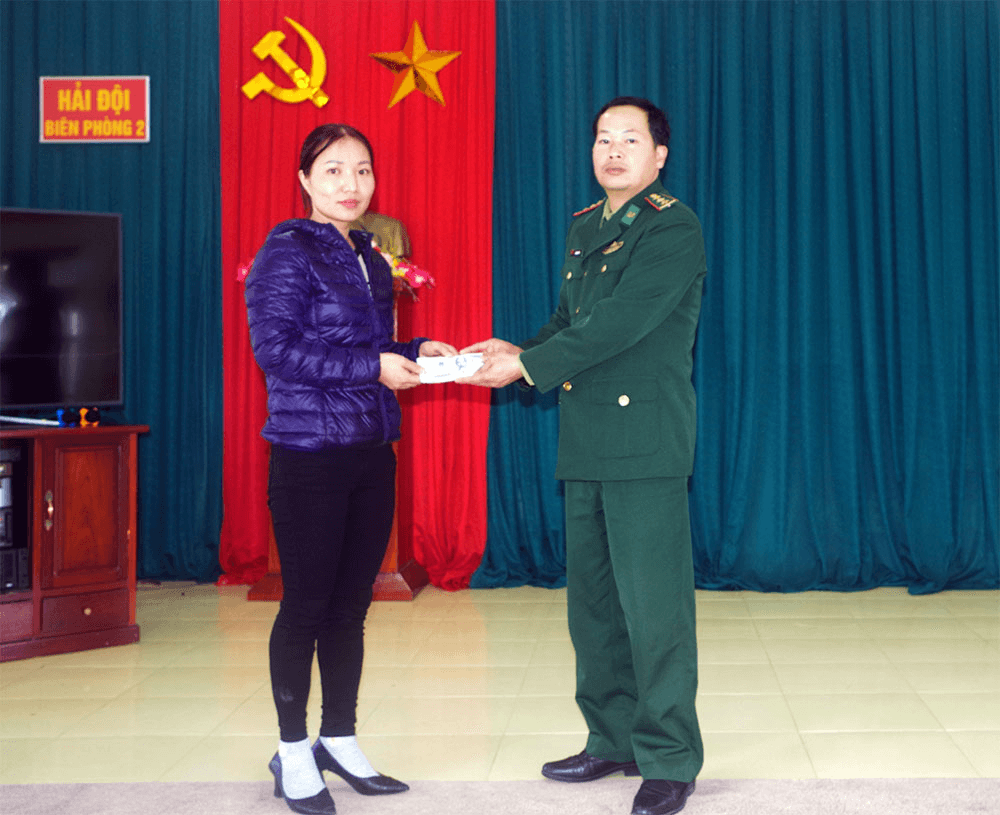 Hành động đẹp của anh bộ đội