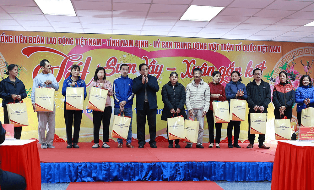 Thủ tướng Chính phủ Phạm Minh Chính dự Chương trình "Tết Sum vầy - Xuân gắn kết" tại Nam Định