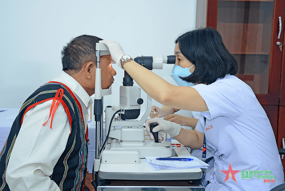 Bộ đội cho đôi mắt sáng