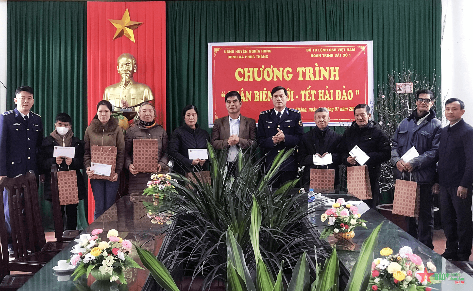 Đoàn Trinh sát số 1 Cảnh sát biển Việt Nam hỗ trợ gia đình có tàu cá bị cháy