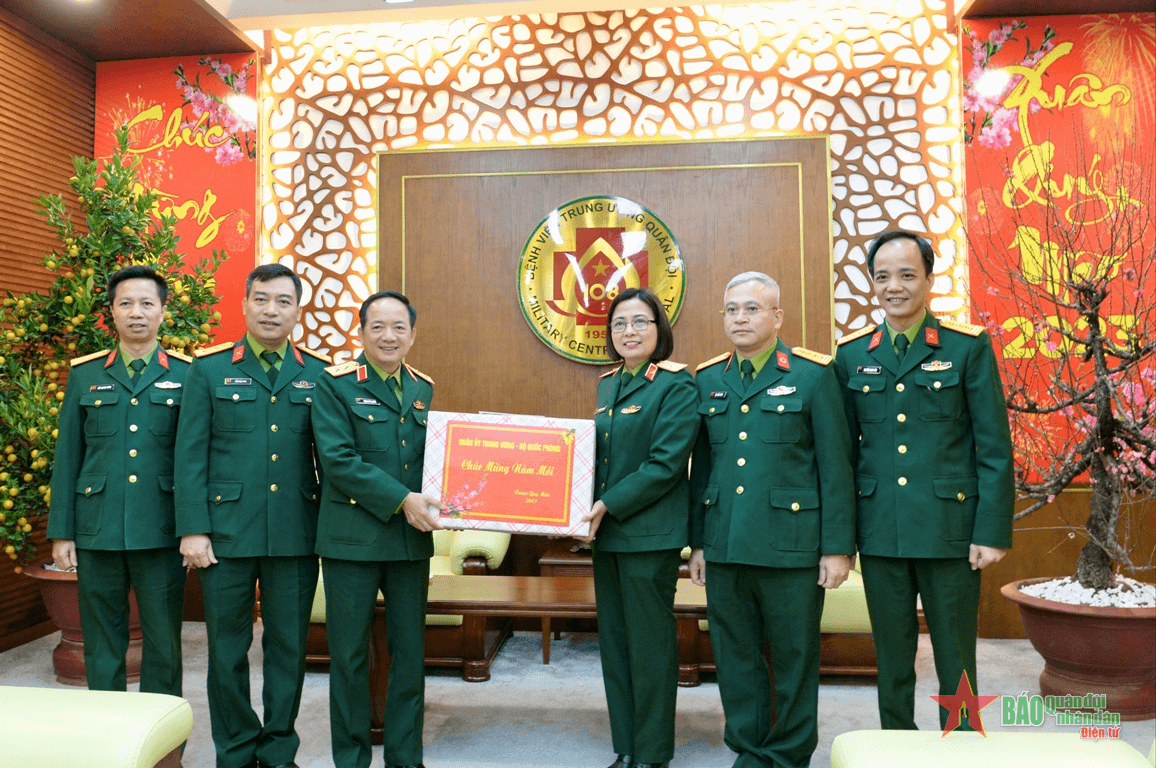 Trung tướng Trịnh Văn Quyết kiểm tra, chúc Tết Bệnh viện Trung ương Quân đội 108