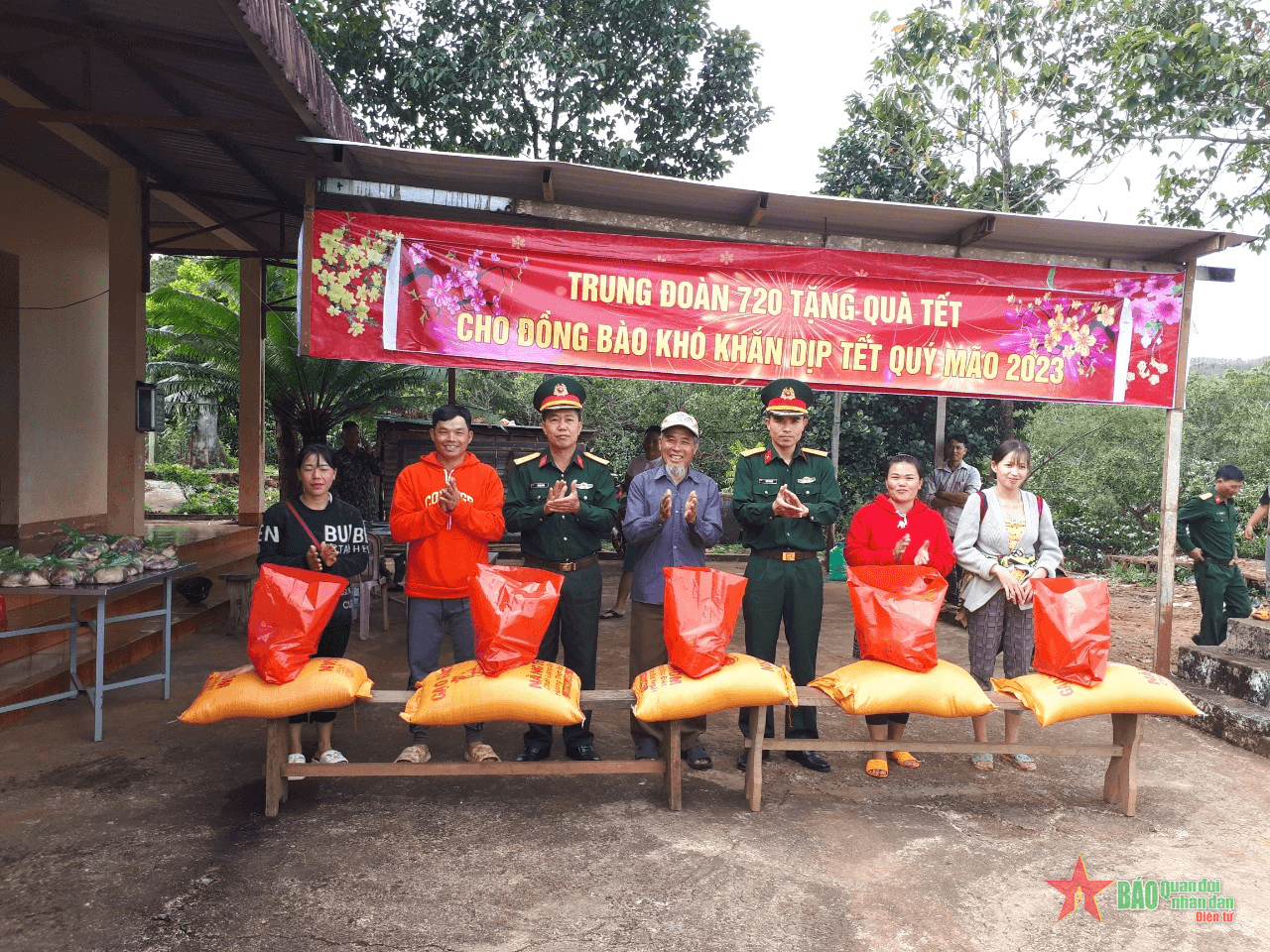 Trung đoàn 720 mang tết đến cho đồng bào các dân tộc