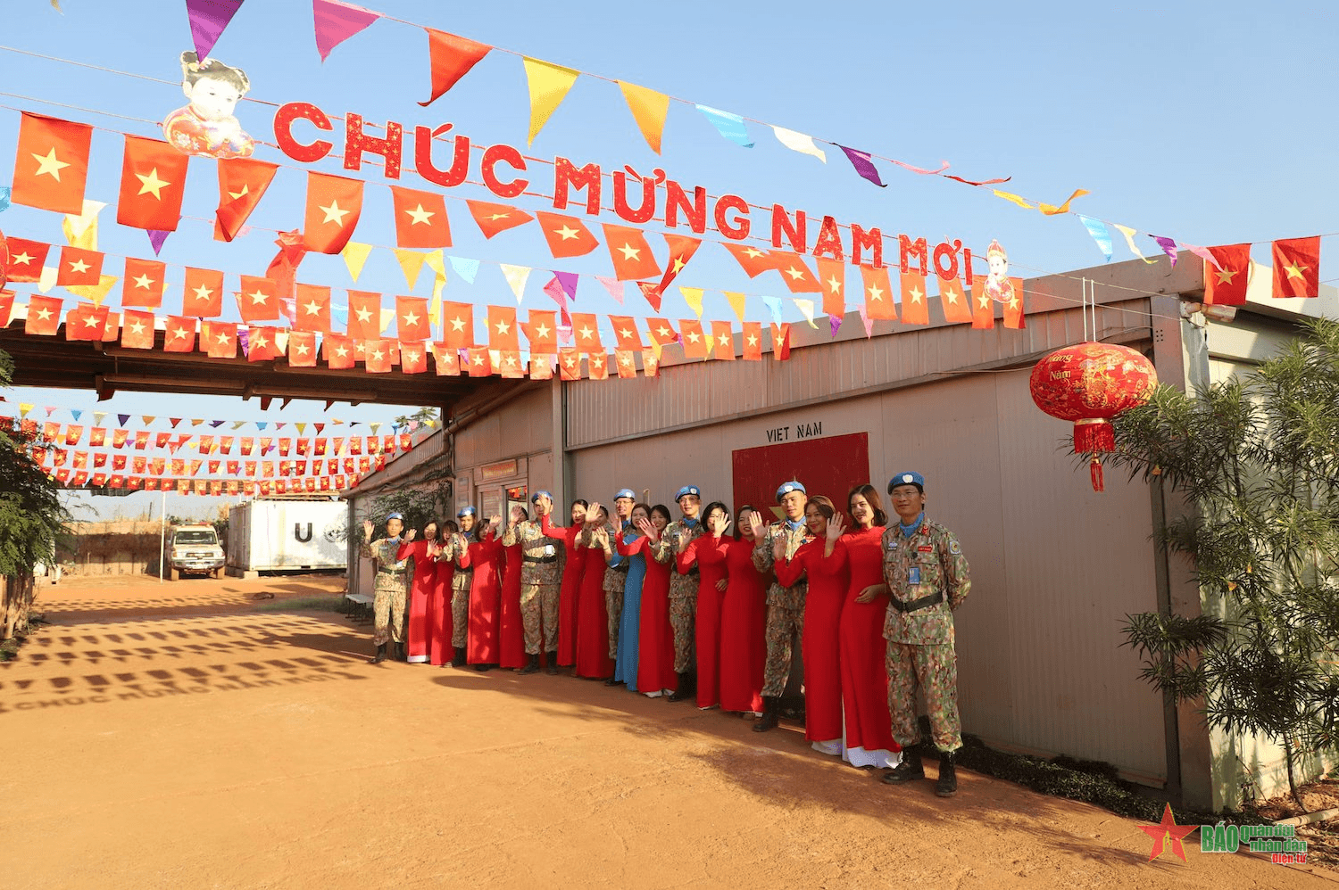 Bác sĩ mũ nồi xanh vui đón Tết ở Nam Sudan