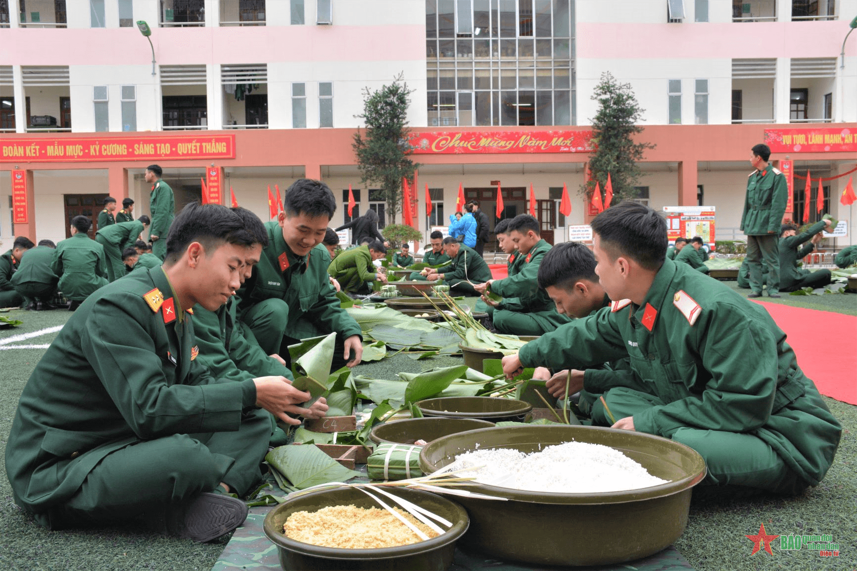 Chiến sĩ Lữ đoàn 144 thi gói bánh chưng