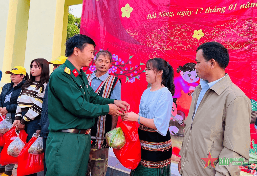 Trung đoàn 726 tổ chức “Tết sum vầy - Xuân ấm tình quân dân”