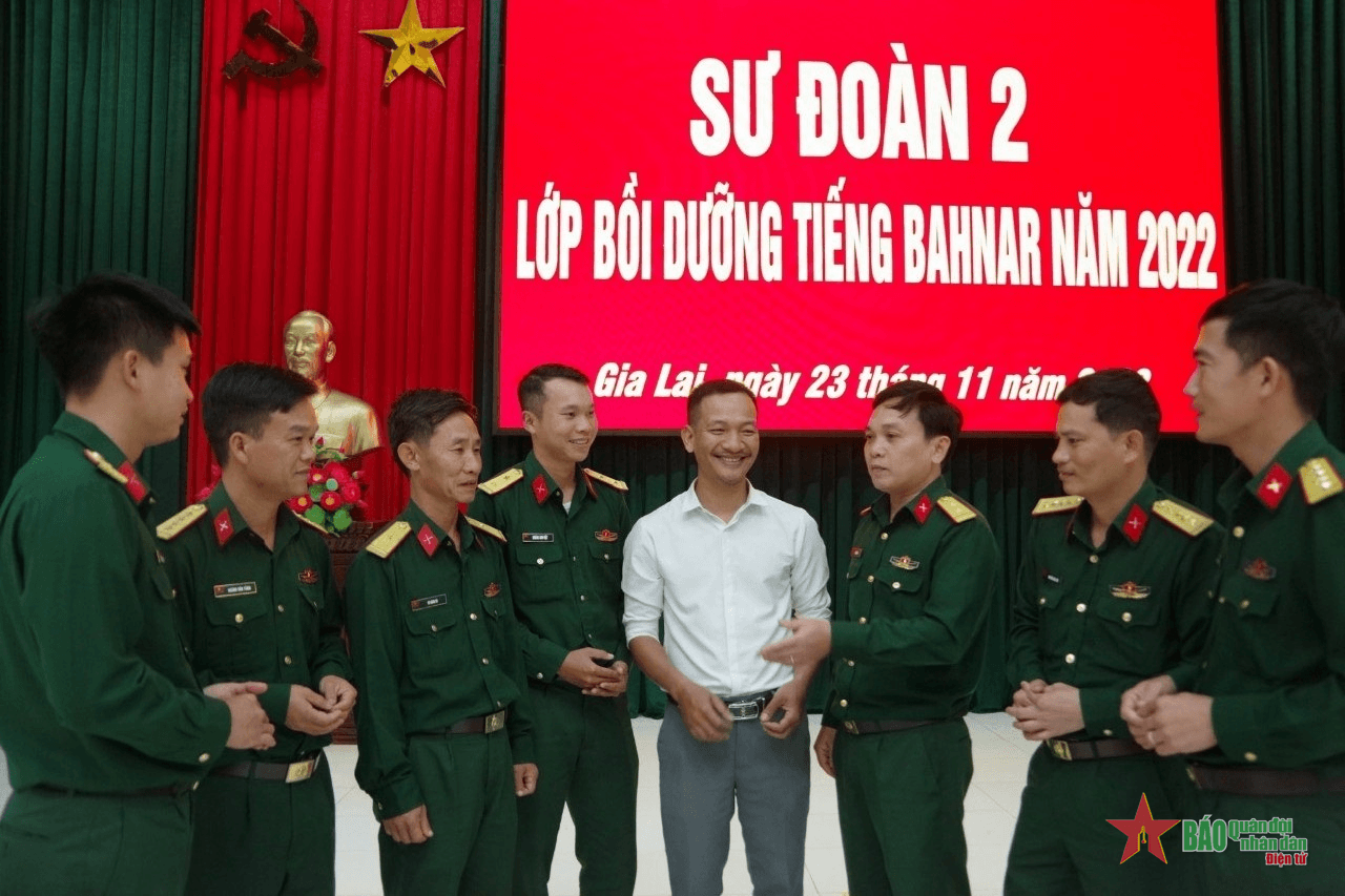 Dạy tiếng Ba Na cho bộ đội