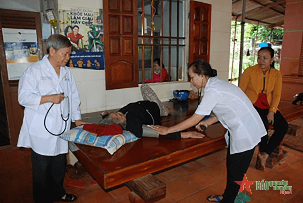 Tấm lòng thơm thảo của vợ chồng bác sĩ Trứ