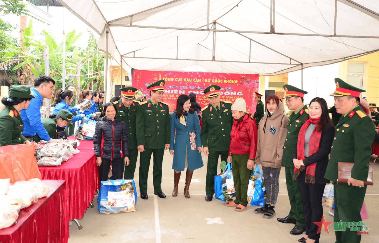 Tổng cục Hậu cần tổ chức Phiên chợ 0 đồng tại huyện Thạch Thất