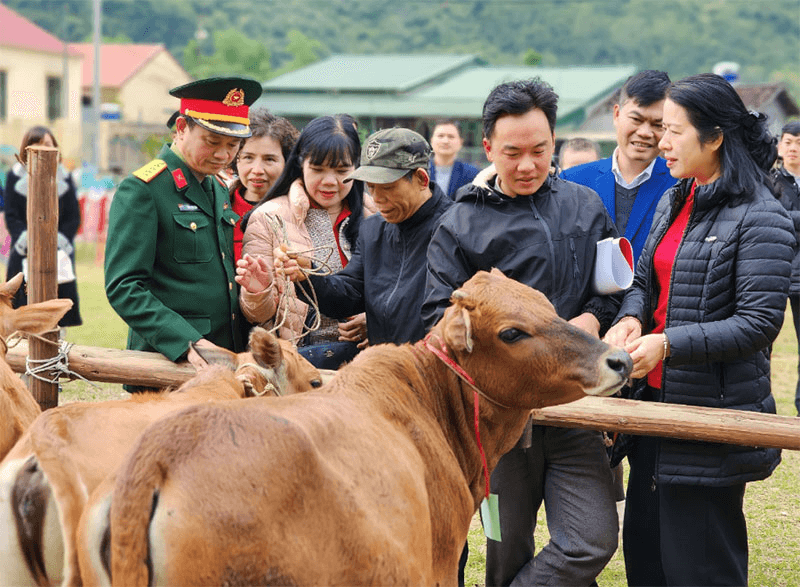 Những người đi "chia lửa"