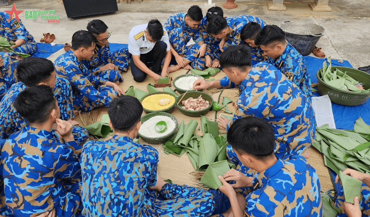 Rộn ràng hội thi gói bánh chưng ở Học viện Hải quân