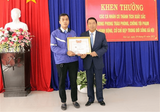 Khen thưởng tài xế taxi trả lại 190 triệu đồng du khách bỏ quên