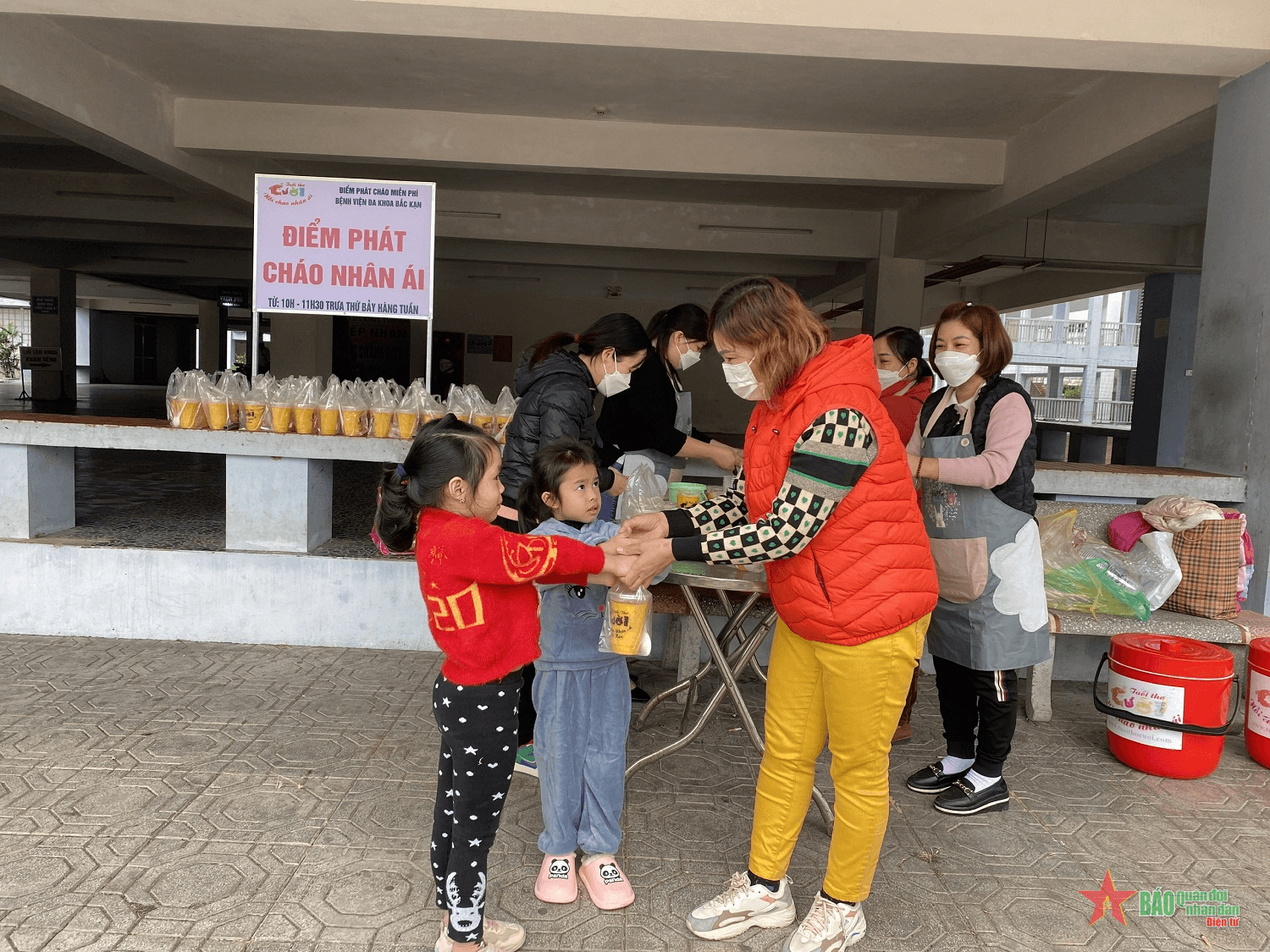 Nồi cháo nhân ái ấm áp yêu thương