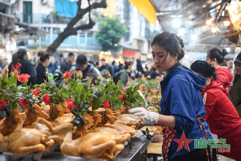 Ngày 30 Tết: Chen chân mua gà ngậm hoa hồng cúng Giao thừa