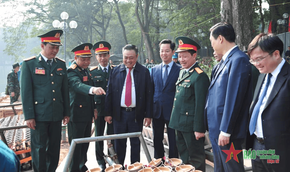 Chủ tịch UBND TP Hà Nội kiểm tra các đơn vị ứng trực cao điểm ngày 30 Tết