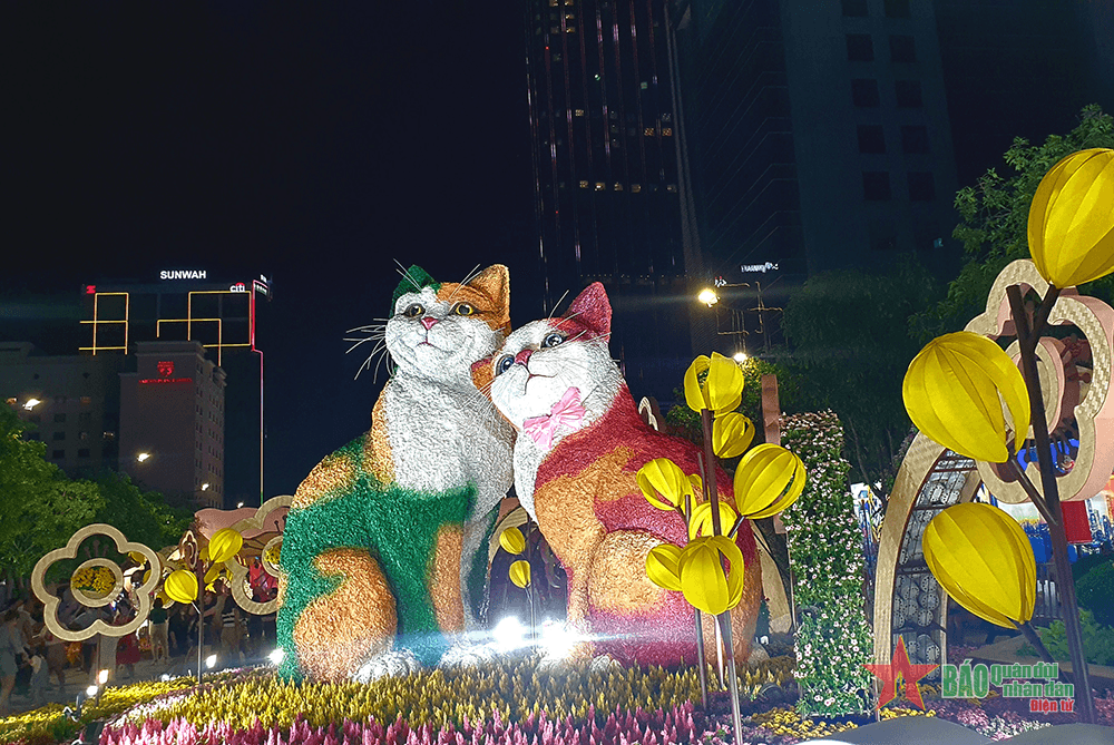 Không gian Tết Việt ở TP Hồ Chí Minh: Sách bên hoa, minh đăng soi chữ