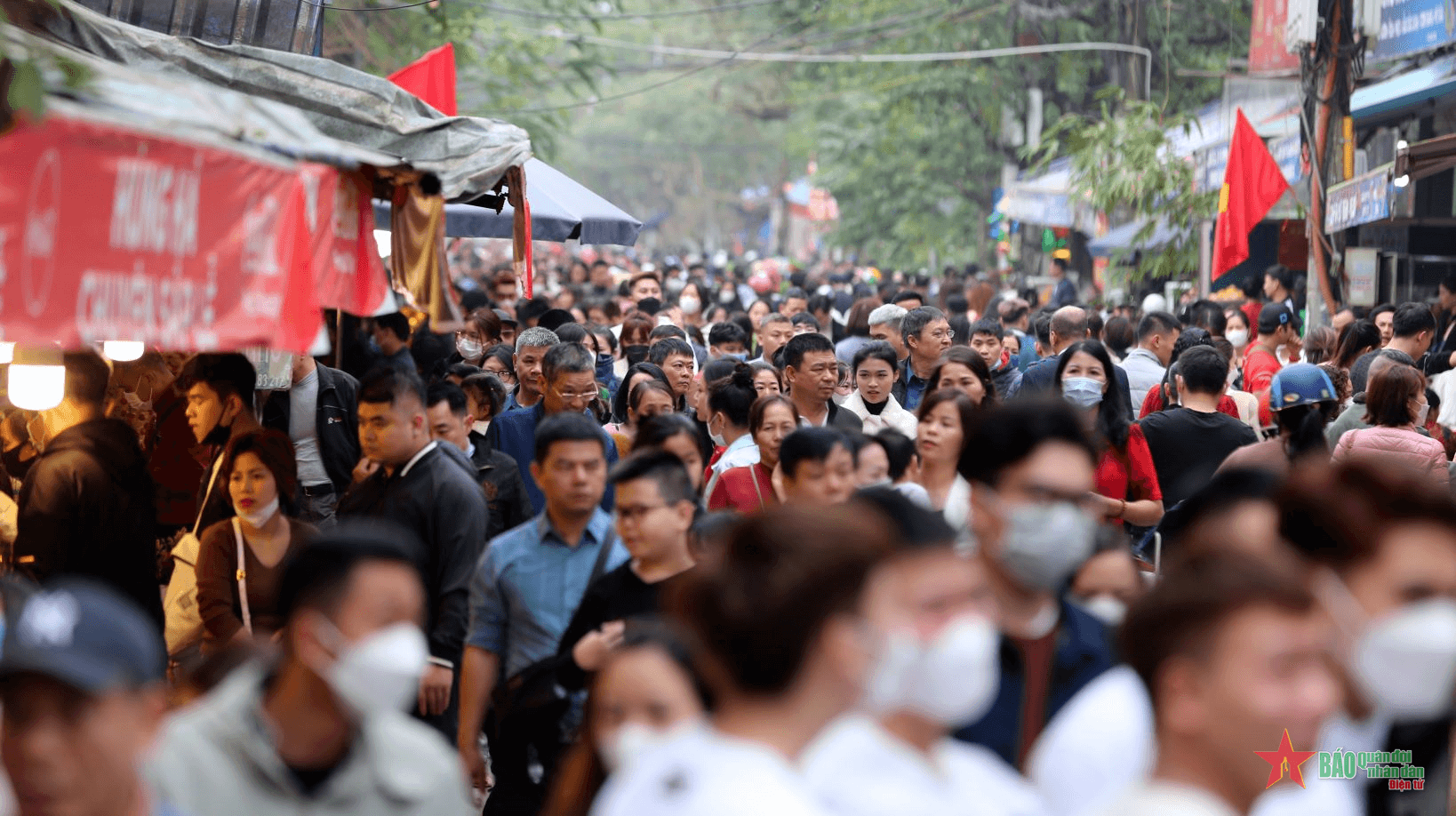 Người Hà Nội đi lễ cầu may trong dịp Tết Quý Mão 2023