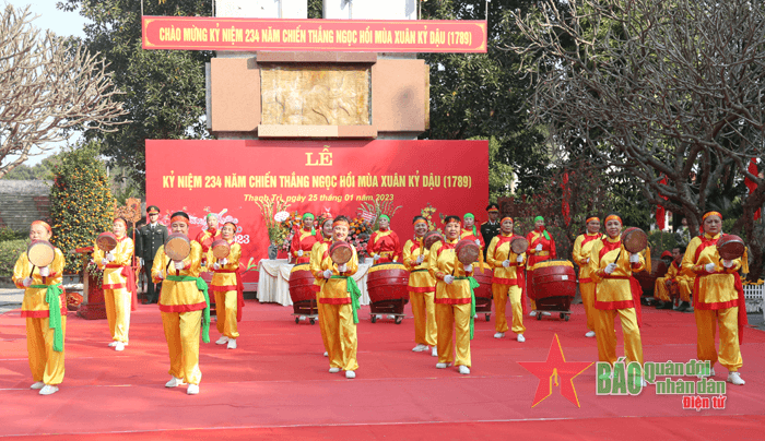 Đoàn công tác Thành ủy Hà Nội dâng hương kỷ niệm 234 năm Chiến thắng Ngọc Hồi