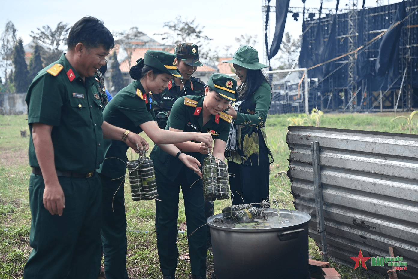 Tết quân dân - đặc sản Xuân yêu thương của lực lượng vũ trang Quân khu 9