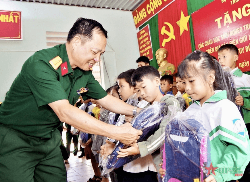 Tạo sinh kế, giúp đồng bào thoát nghèo bền vững