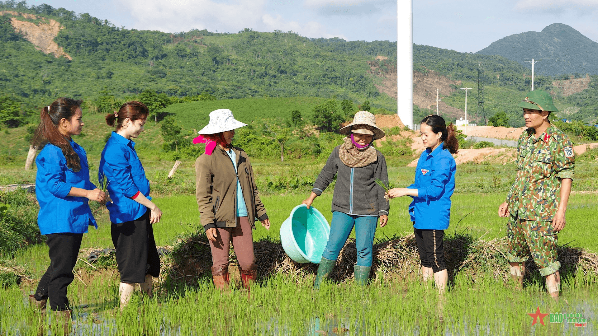 Thức với mưa ngàn, giúp nhân dân phòng, chống thiên tai, phát triển kinh tế