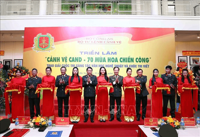 Triển lãm “Cảnh vệ Công an nhân dân-70 mùa hoa chiến công”