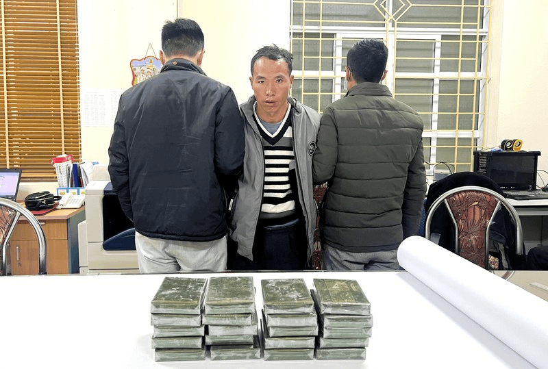 Bắt đối tượng vận chuyển 20 bánh heroin
