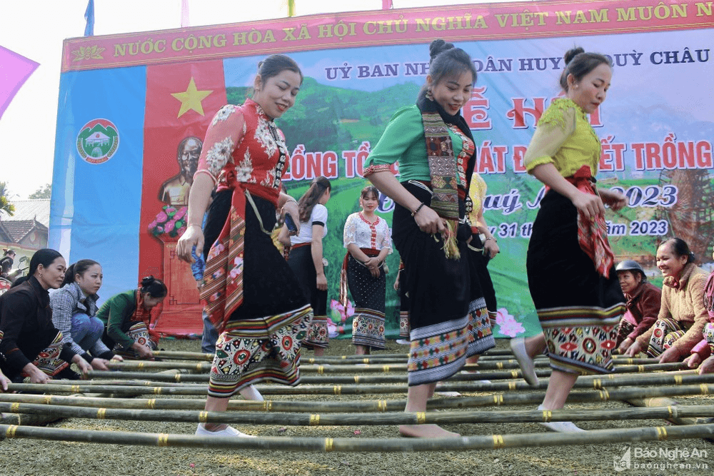 Người dân miền núi Quỳ Châu (Nghệ An) vui hội Lồng tồng đầu năm